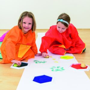 Reuzen stempel kussens in heldere kleuren, gebruikt door twee kinderen op een lange rol papier voor creatieve projecten.