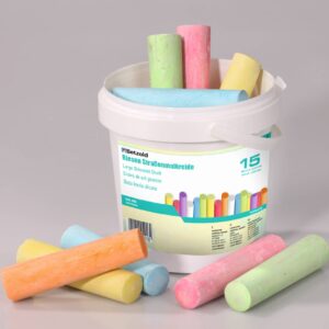 Kleurige stoepkrijtjes in een witte emmer, ideaal voor buitenactiviteiten en creatief spel voor kinderen.