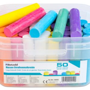 Kleurige stoepkrijt in een doorzichtige emmer met handvat, bevat 50 stuks in diverse kleuren.