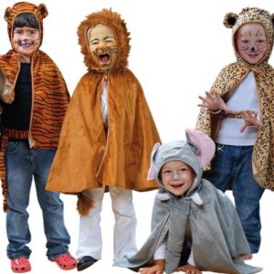 Kostuumset met vier kinderen in tijger-, leeuw-, luipaard- en olifantenoutfits, klaar om te spelen als wilde dieren.