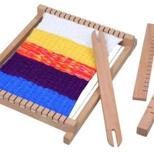 Klein weefraam van 16,5 x 22 cm met kleurrijke geweven stof, houten steeklat en weefkam.