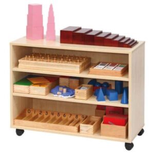 Montessori kast met houten materialen, inclusief blokken, puzzels en telmateriaal, voor zelfstandig leren en ontdekken.