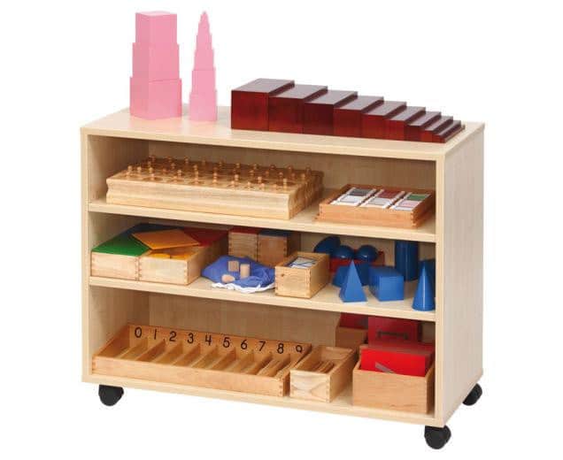 Montessori kast met houten materialen, inclusief blokken, puzzels en telmateriaal, voor zelfstandig leren en ontdekken.