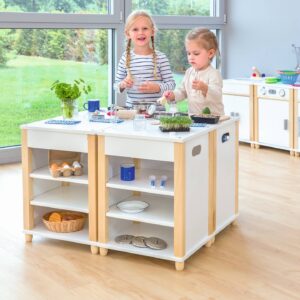Speelgoed keukenkast met werkblad, open planken en opbergruimte, gebruikt door twee kinderen in een speelhoek.