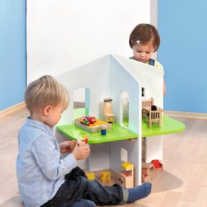 Houten poppenhuis met kleurrijke meubels, kinderen spelen en oefenen rollenspel in een speelhoek.