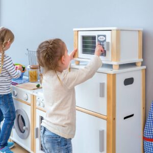 Magnetron in een speelhoek, kinderen leren opwarmen met een realistische, houten keukenaccessoire. Hoogte 24,5 cm.