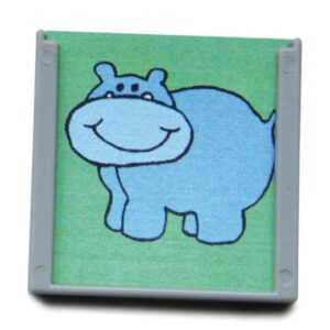 Blauw nijlpaard herkenningsplaatje in een grijze lijst, geschikt voor muurbevestiging in kinderopvang en klaslokalen.