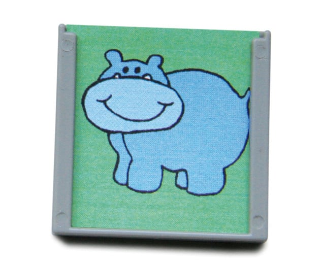 Blauw nijlpaard herkenningsplaatje in een grijze lijst, geschikt voor muurbevestiging in kinderopvang en klaslokalen.