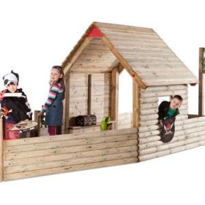 Houten speelschip met kinderen in piratenoutfits, speels ingericht met accessoires en een vlag, ideaal voor buitenactivite...