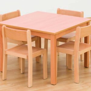 Vierkante tafel (80x80cm) met vier houten stoelen, ideaal voor kinderopvang en intensief gebruik in klaslokalen.