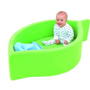 Groen Slaapblad in bladvorm met een lachende baby in pyjama, ideaal voor rustmomenten in kinderopvang.