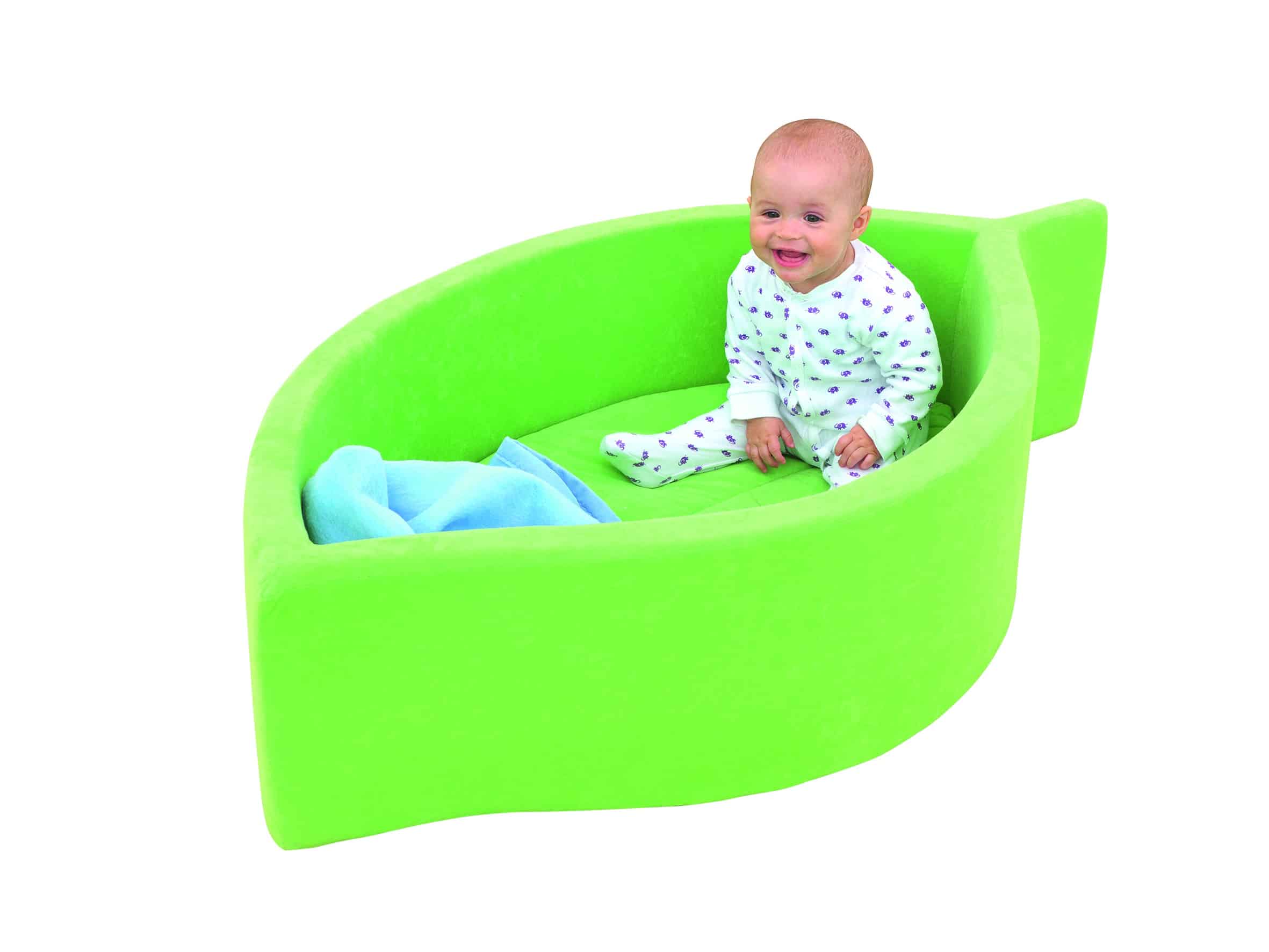 Groen Slaapblad in bladvorm met een lachende baby in pyjama, ideaal voor rustmomenten in kinderopvang.