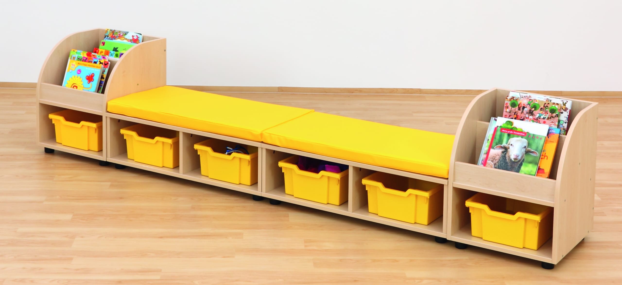 Maddox Zitcombinatie XL met gele bekleding, opbergvakken en boekenhouders voor comfortabele zitplekken in kinderopvang.