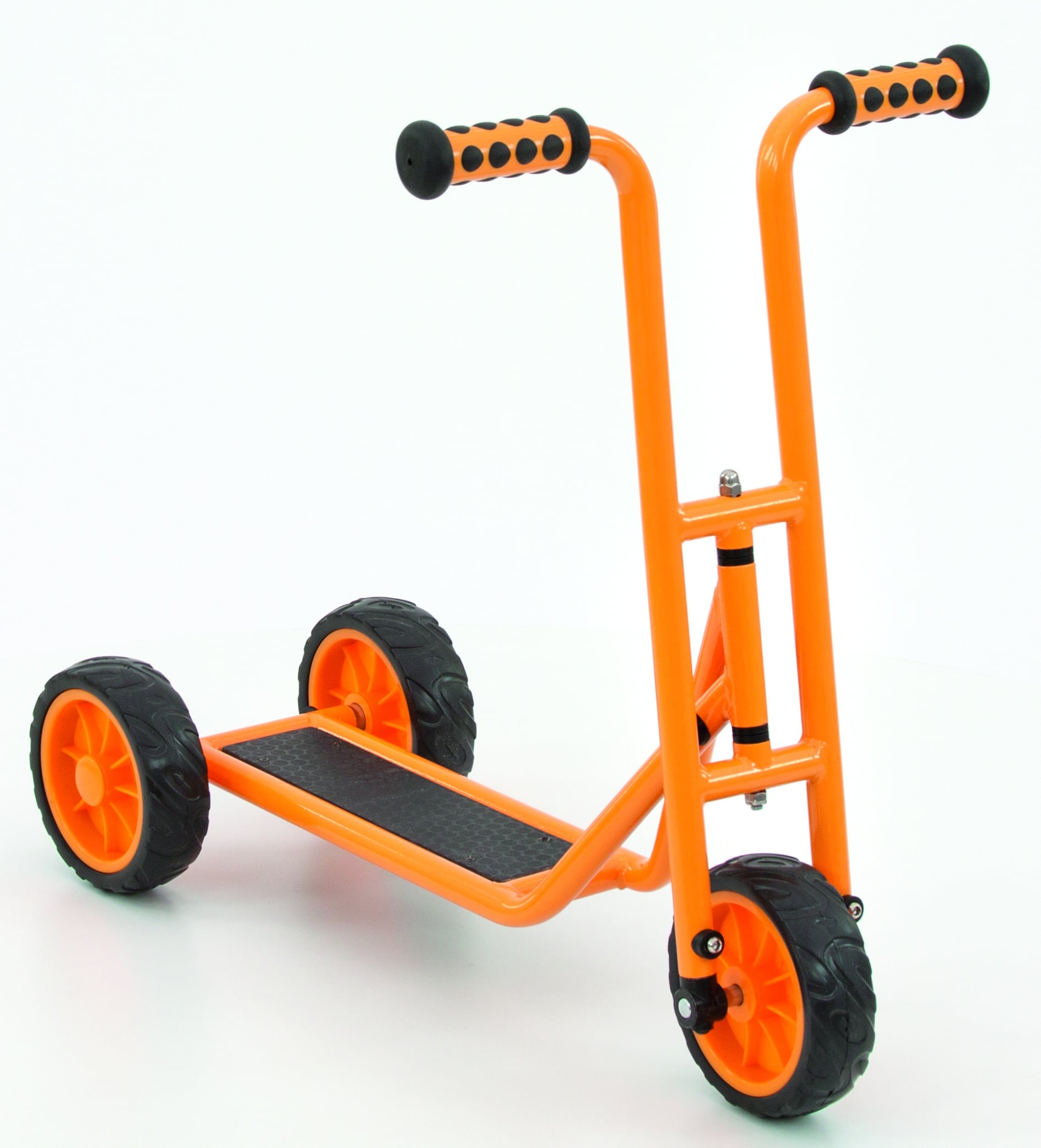 Drie-wielige step in feloranje met breed platform en stevige wielen, ideaal voor jonge kinderen om evenwicht te leren.