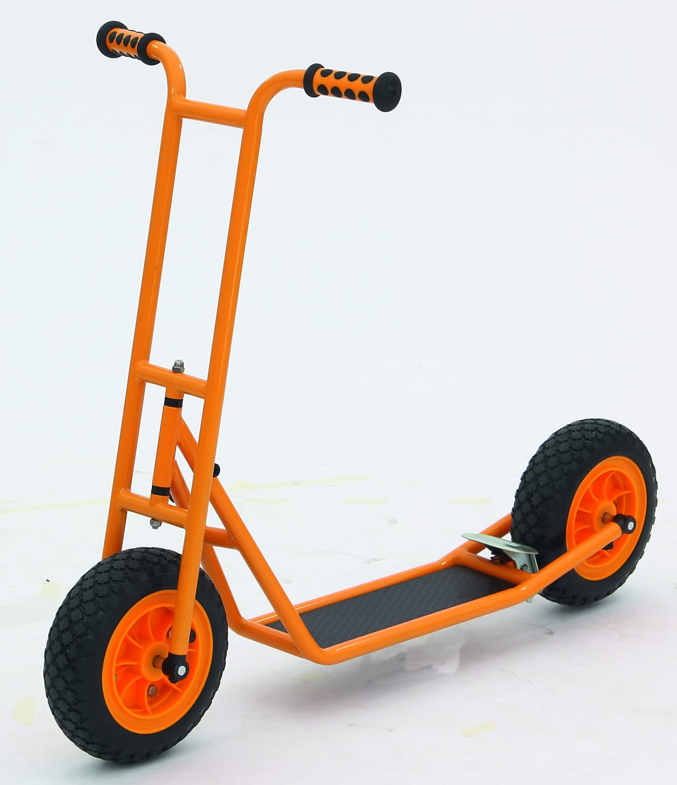 Stevige kinderstep met een oranje stalen frame, grote rubberen banden en een antislip voetplaat, geschikt voor schoolpleinen.