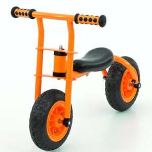 Kleine loopfiets met een licht oranje frame, verstelbaar zadel en stevige banden, ideaal voor jonge kinderen.
