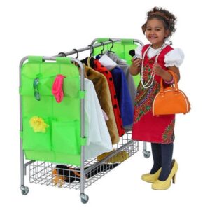 Kostuum garderobe met kleurrijke outfits, haken en vakken; een meisje in verkleedkleding met accessoires staat ernaast.