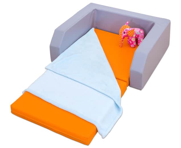 Opklap Bedje BeBe Nino met oranje matras, grijze zijwanden en een blauwe deken, ideaal voor jonge kinderen.