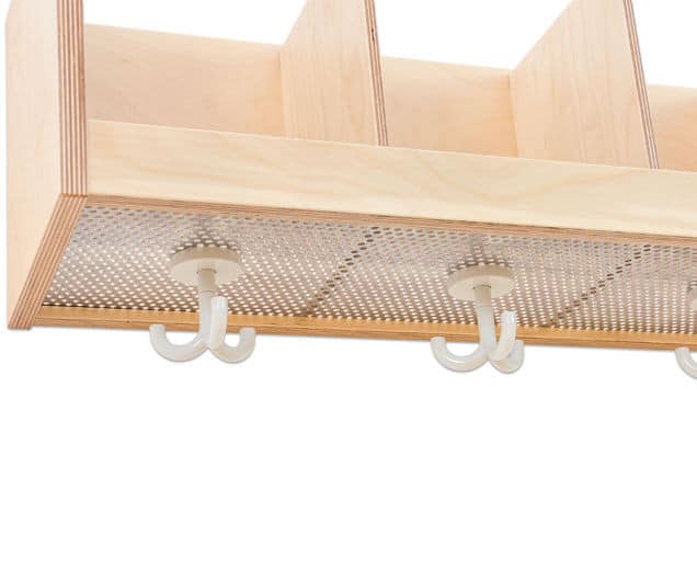 Chippo Garderobe met open vakken en stevige haken voor kinderen, bevorderend voor zelfstandigheid en orde.
