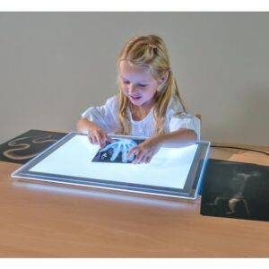 Lichttafel A3 met een meisje dat speelt en experimenteert met vormen en kleuren op de verlichte ondergrond.