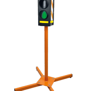 Verkeerslicht met groene, gele en rode lichten op een oranje voet, ideaal voor verkeersveiligheidsonderwijs voor kinderen.