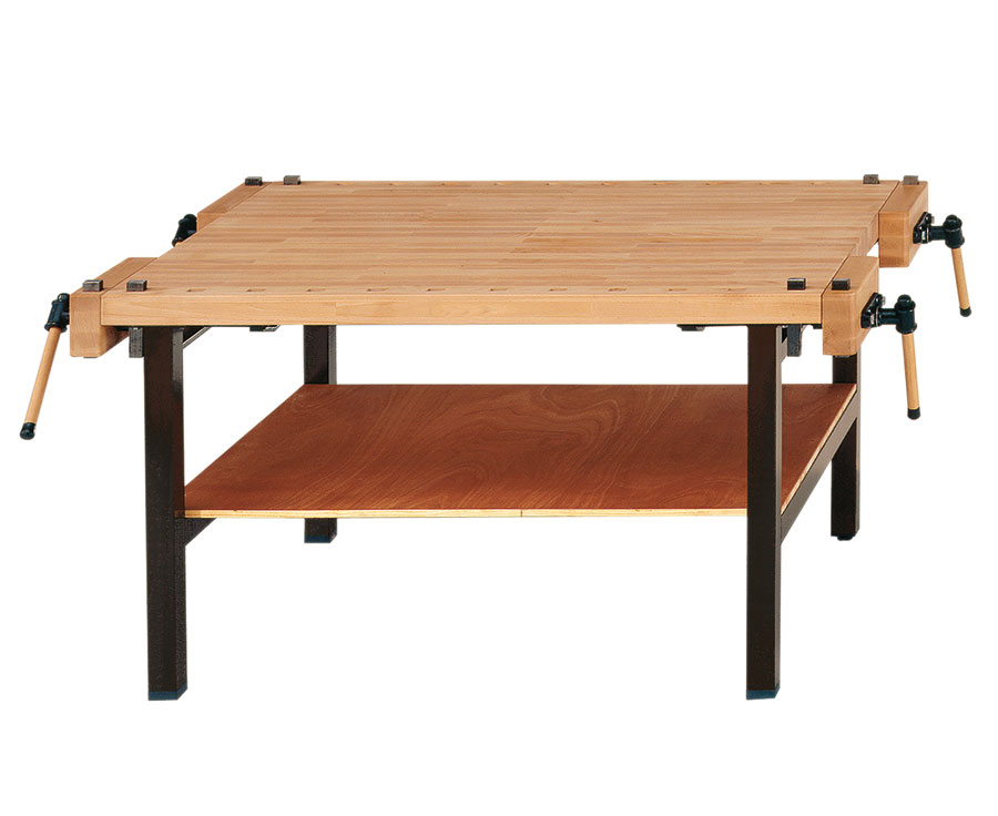 Werkbank met stalen frame, vier werkplekken, houten blad en onderplank voor extra opbergruimte.