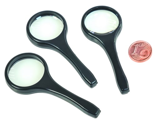 Vergrootglas 10x met een diameter van 25 mm, drie stuks, naast een munt van 1 eurocent voor schaal.