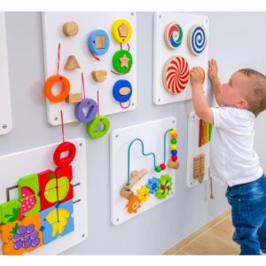 Set van 6 kleurrijke wandspellen voor kinderen, met draai-, schuif- en inplug-elementen voor motorische ontwikkeling.