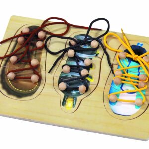 Houten veterpuzzel met drie schoenmodellen en kleurrijke veters, ontworpen voor kinderen om veters te leren strikken.