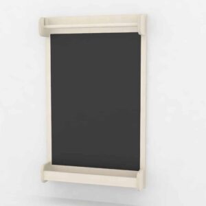 Wand Krijt & Teken Bord, bevestigd aan de muur, met een groot zwart tekenoppervlak en een opbergplank onderaan.