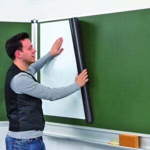 Oprolbaar magnetisch whiteboard van 90x125 cm, eenvoudig te bevestigen aan een groene schoolwand.