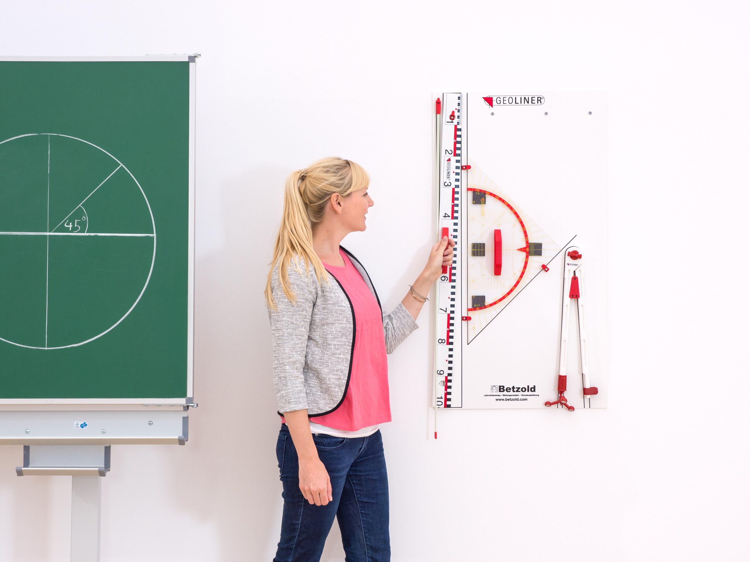 GL-Storage Board Delta (77728) met magnetische functies, gebruikt voor geometrie en rekenen, bevestigd aan een muur.