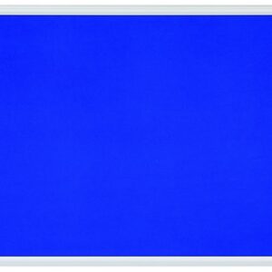 Blauwe pinboard van 90x60 cm met een stevige witte rand, ideaal voor creatief gebruik en leren.