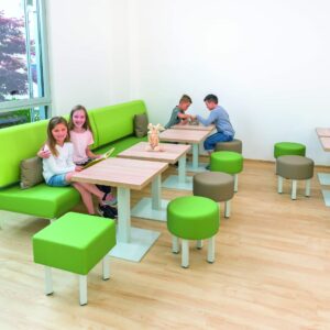Bistro essBAR Kantinebank met groene bekleding, houten tafels en kinderen die aan het spelen en werken zijn.