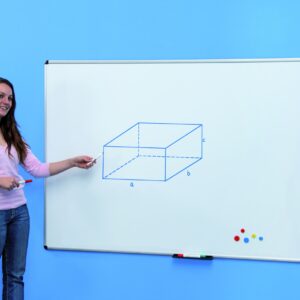 Schoolbord Whiteboard 180x120cm met een magnetisch oppervlak, gebruikt door een vrouw die een 3D-vorm tekent.
