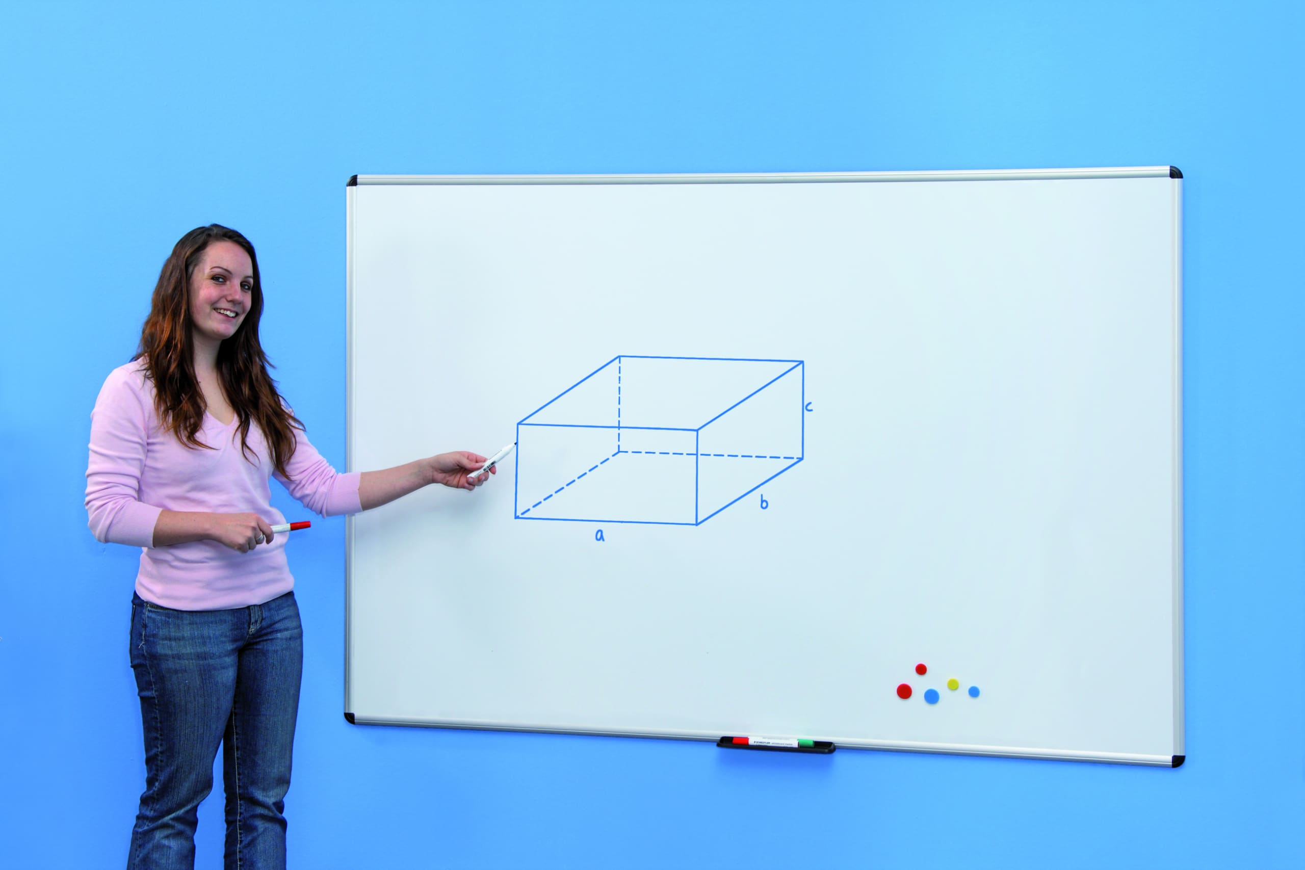 Schoolbord Whiteboard 180x120cm met een magnetisch oppervlak, gebruikt door een vrouw die een 3D-vorm tekent.