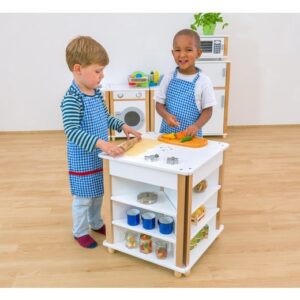 Speelgoed keukenkast set van 4, gemaakt van MDF en beukenhout, met kinderen die samen spelen in een keukenhoek.