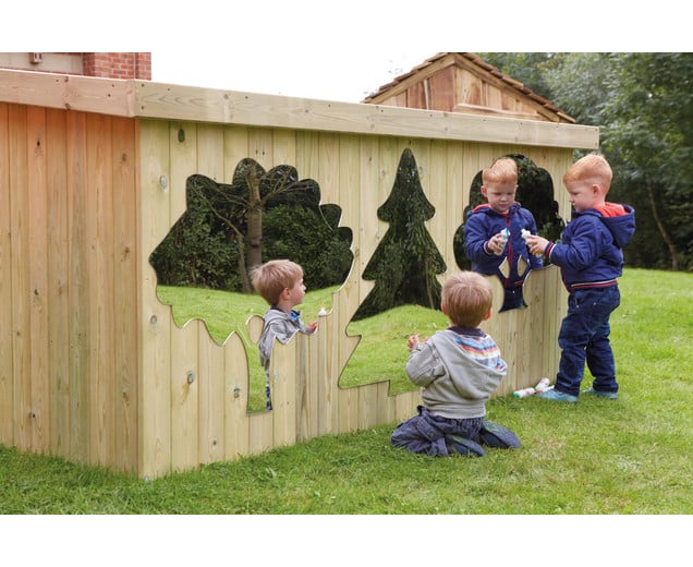 Drie wandspiegels in houten speelstructuur, kinderen spelen en ontdekken in een groene buitenomgeving.
