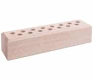 Grote standaard voor vergrootglazen, van hout, met meerdere gaten voor stabiliteit en gebruiksgemak.