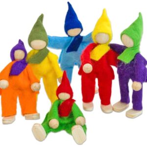 Kleurrijke buigpoppetjes van vilt in verschillende poses, ideaal voor rollenspellen en creatieve opdrachten.