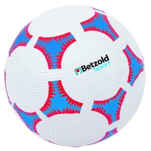 Blauwe en rode rubberen voetbal met een slijtvast ontwerp, ideaal voor schoolpleinen en buitenactiviteiten.