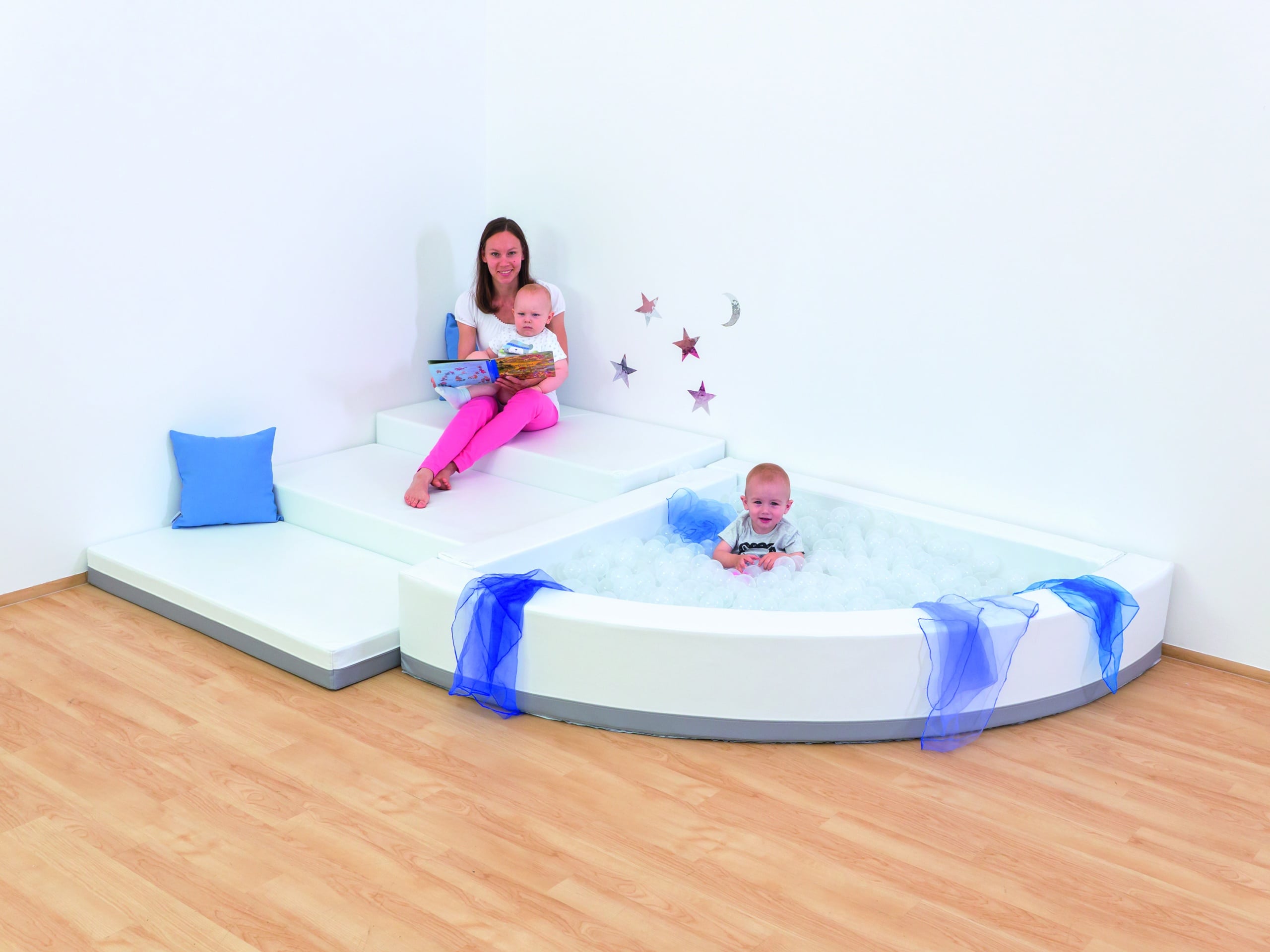 Snoezel Set Bern met zachte verlichting, tactiele materialen en een kalmerend waterbed voor zintuiglijke ontspanning.