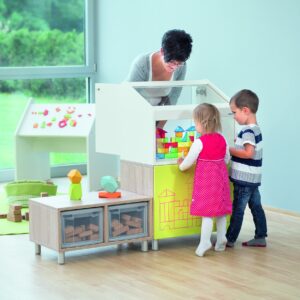 EduCasa Vitrine Themakast met open vakken en opbergruimte, gebruikt door kinderen en een volwassene in een speelhoek.