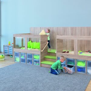 Verhoogde bouwhoek met opbergruimte, 16 Flexeo-Boxen, Tredford tapijt en acrylglas ballustrade.