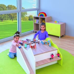 Praktische EduCasa vloerspeeltafel met twee niveaus, kinderen spelen met figuren en accessoires op een groene speelmat.
