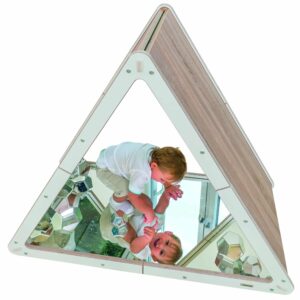 EduCasa Pyramide Spiegel: driehoekige spiegel met meerdere vlakken, kinderen experimenteren met reflectie en perspectief.