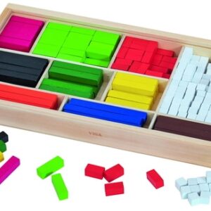 Kleurige rekenstaafjes in houten box, 300 stuks, variërend van 1 cm tot 10 cm, gesorteerd in vakken.