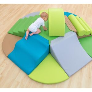 Speel & Bewegings Eiland met zachte, kleurrijke vormen en hoogtes voor klimmen, kruipen en balanceren door kinderen.