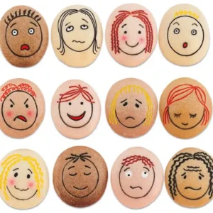 12 stenen met verschillende gezichtsuitdrukkingen die emoties uitdrukken, geschikt voor kinderen vanaf 3 jaar.