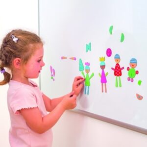 Kind meisje plaatst kleurrijke magnetische tegels op een bord, vormt fantasiefiguren met 174 verschillende vormen.